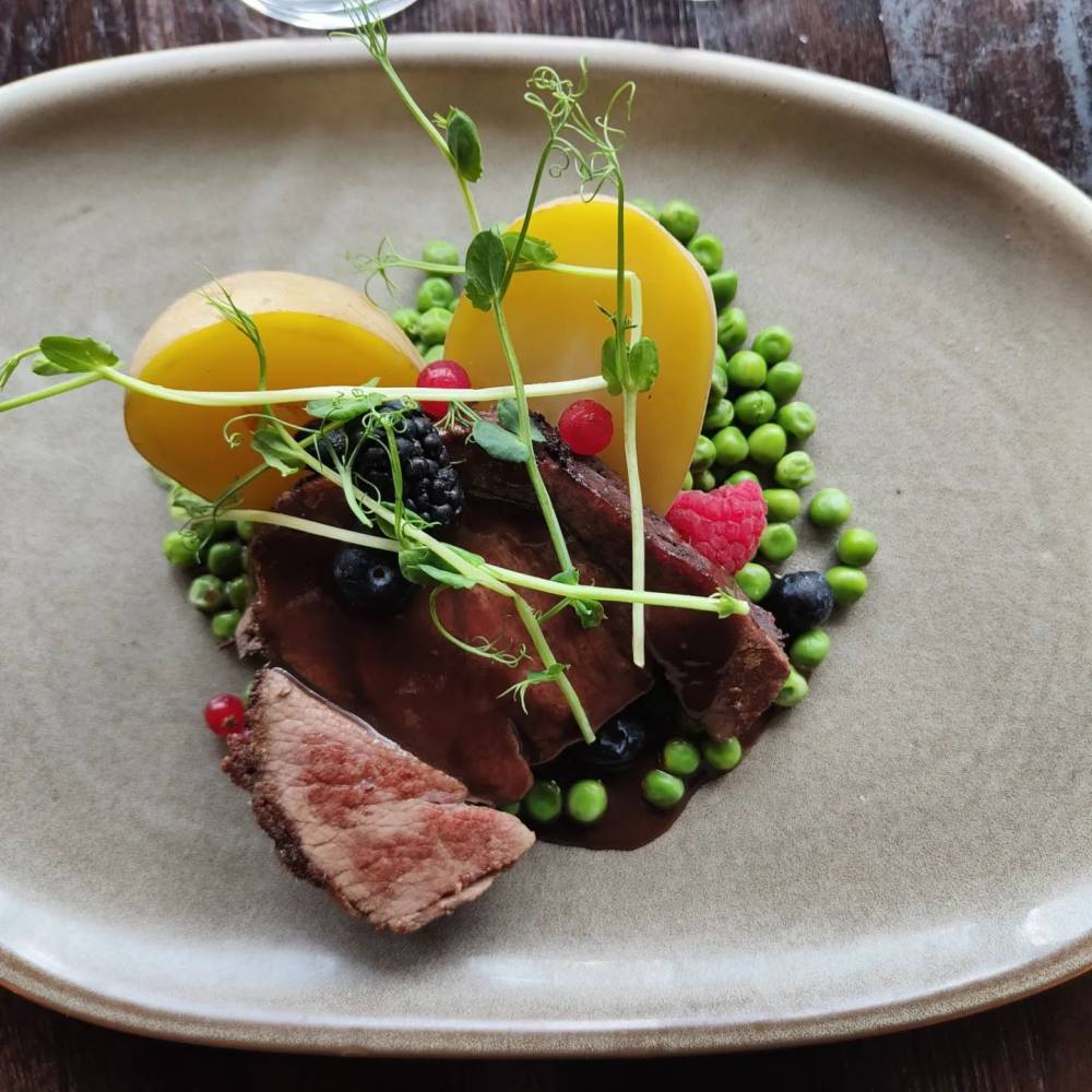 Cuissot de Cerf mariné et rôtie sauce grand veneur Pommes de terre , Céleri et Champignons de Paris, Petits pois