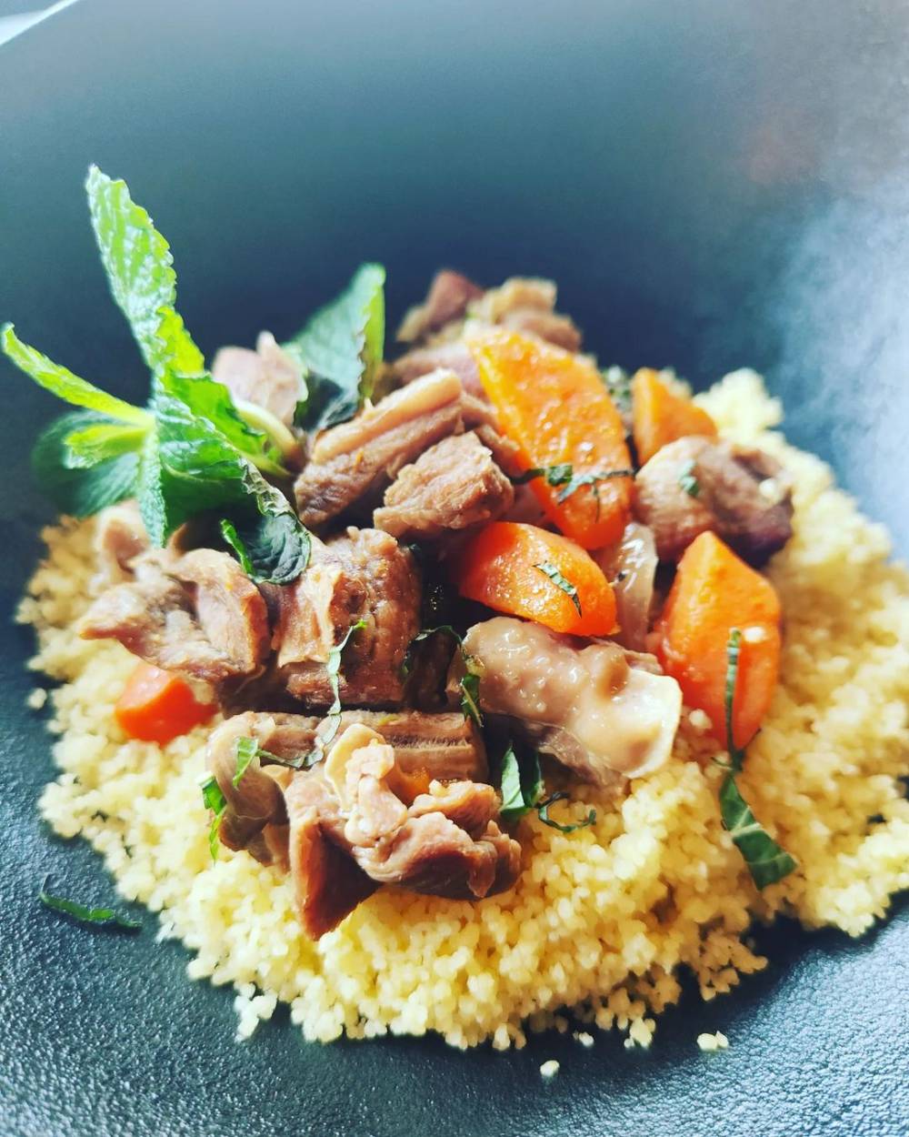 Sauté d'agneau a la menthe, semoule